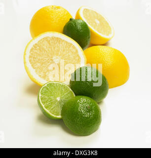 E di pompelmi e di pomeli Limette su sfondo bianco Foto Stock
