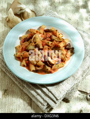 Piatto di Tortiglioni con pollo e funghi Foto Stock