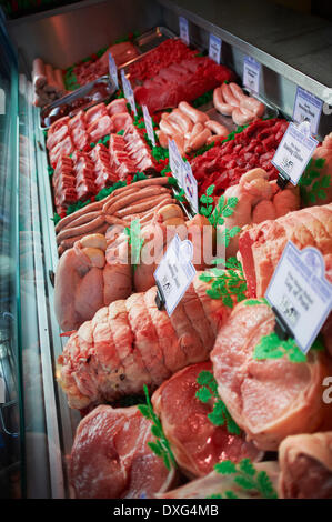 Di carne refrigerata Display nel negozio di macellaio Foto Stock