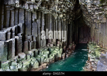 Il basalto rock formazione all'interno di Fingal's Cave sull isola di Staffa in Treshnish Isole Ebridi Interne, Scozia Foto Stock