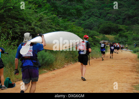 Rematori portaging passato Inanda parete diga sul Dusi canoa maratona, KwaZulu Natal, Sud Africa Foto Stock