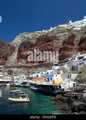 Il piccolo porto sotto il clifftop cittadina di Oia sull'isola greca di Santorini (Thera) nelle Cicladi gruppo nel Mare Egeo Foto Stock