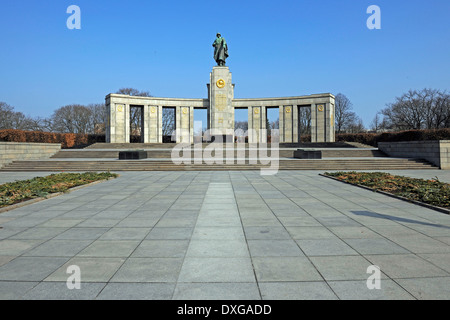 Statua di l'esercito rosso soldato sovietico Memoriale di guerra Strasse des 17. Juni Grosser Tiergarten Tiergarten Berlin Germania / Foto Stock