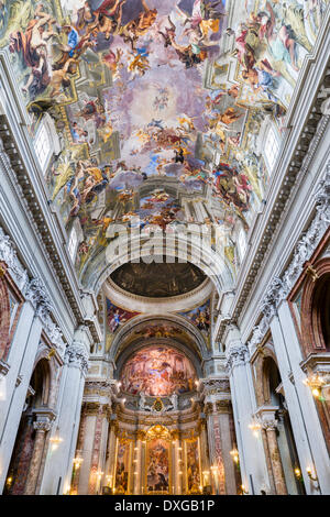 Coro, evidente cupola barocca e trompe l'oeil soffitto affrescato, il Trionfo di San Ignazio di Loyola, entrata in paradiso Foto Stock