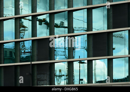 Drammatica cielo nuvoloso ed architettura moderna dettagli nel centro della città di Stoccarda Foto Stock