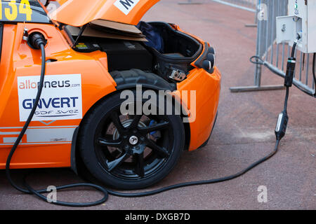 Tesla auto sportiva, auto elettriche, essere ricaricati in corrispondenza di una stazione di carica, Rallye Monte-Carlo des Energies Nouvelles nel 2014 Foto Stock