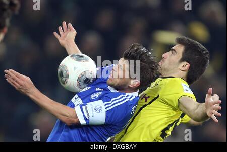 Dortmund, Germania. 25 Mar, 2014. Dortmund Papastathopoulos Sokratis (R) il sistema VIES per la palla con Schalke's Klaas-Jan Huntelaar durante la Bundesliga partita di calcio tra Borussia Dortmund e FC Schalke 04 a Dortmund, Germania, 25 marzo 2014. Foto: Friso Gentsch/dpa/Alamy Live News Foto Stock