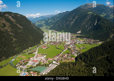 Townscape di Mayrhofen, montagna Penken, Ahornspitze montagna, Steinerkogel montagna, Zill Valley, Tirolo, Austria Foto Stock