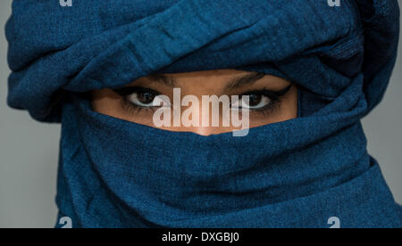 Ragazza Tuareg, Targia, velata con tessuti Chech, occhi, Algeria Foto Stock