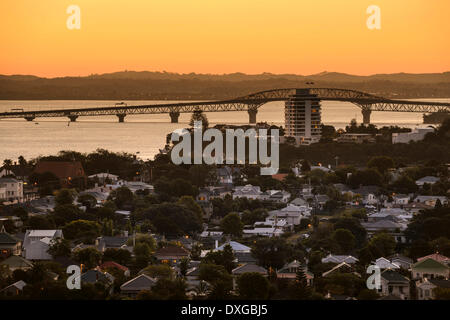 Harbour Bridge al tramonto, Devonport, Auckland, Isola del nord, Nuova Zelanda Foto Stock