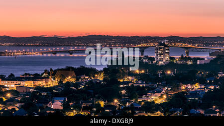 Harbour Bridge al tramonto, Devonport, Auckland, Isola del nord, Nuova Zelanda Foto Stock