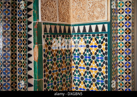 Arabesque moresca di piastrelle di ceramica di Palacios Nazaries, Alhambra. Granada, Andalusia, Spagna. Foto Stock