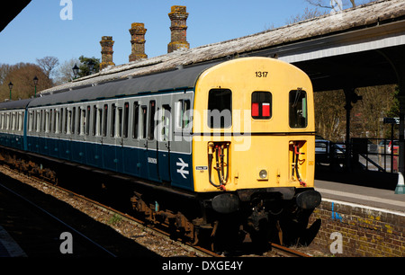 Conserve di classe 207 DEMU 1317 alla stazione Eridge, Spa Valley Railway Foto Stock