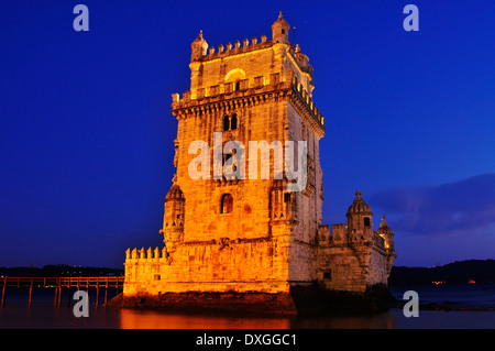 La Torre di Belem di notte a Lisbona, Portogallo Foto Stock