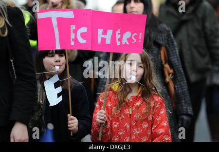 I bambini che partecipano gli insegnanti sciopero marcia di protesta attraverso la Brighton contrari al governo tagli e modifiche alle pensioni Foto Stock