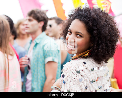 Ritratto di donna sorridente al festival di musica Foto Stock