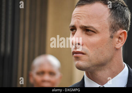 Pretoria, Tshwane, Sud Africa. 25 Mar, 2014. Oscar Pistorius arrivando per la versione di prova del giorno 15 del suo omicidio prova nella uccisione della sua fidanzata, il 25 marzo 2014 a Pretoria, Sud Africa. Oscar Pistorius' omicidio trial è stato rinviato fino a venerdì 28 marzo, 2014 per la difesa per finalizzare la sua consultazione con i suoi testimoni come lo stato confermato che si è soddisfatti con i testimoni che già presentato alla prova. Credito: Frans Sello Waga/NurPhoto/ZUMAPRESS.com/Alamy Live News Foto Stock