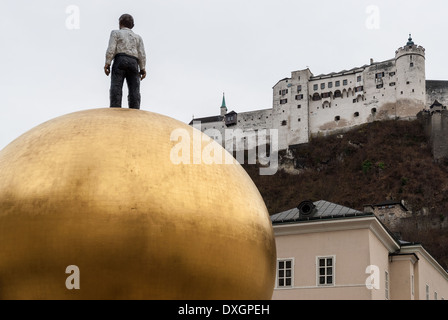 Vista del castello di Hohensalzburg sopra la città vecchia di Salisburgo, Austria su dicembre 30, 2009 Foto Stock