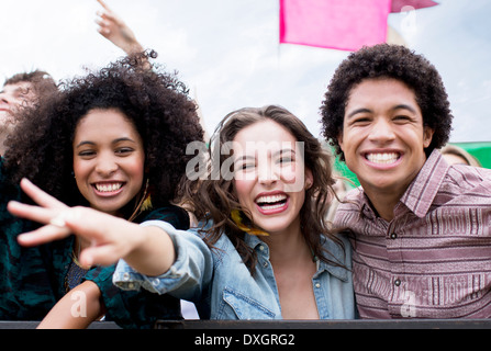 Amici entusiasti al festival di musica Foto Stock