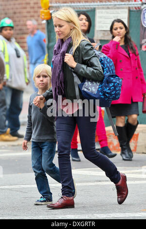 Naomi Watts a piedi con suo figlio Samuel 'Sammy' Kai. Dopo la scuola nel Greenwich Village di Manhattan. NewYork dotate: Naomi Foto Stock