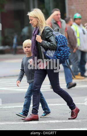 Naomi Watts a piedi con suo figlio Samuel 'Sammy' Kai. Dopo la scuola nel Greenwich Village di Manhattan. NewYork dotate: Naomi Wa Foto Stock