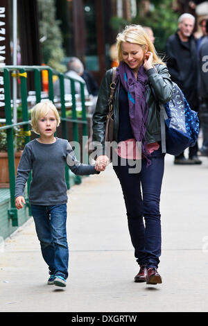 Naomi Watts a piedi con suo figlio Samuel 'Sammy' Kai. Dopo la scuola nel Greenwich Village di Manhattan. NewYork dotate: Naomi Foto Stock