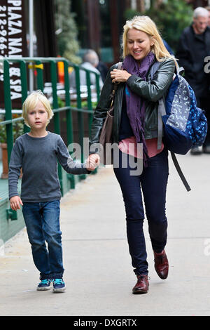 Naomi Watts a piedi con suo figlio Samuel 'Sammy' Kai. Dopo la scuola nel Greenwich Village di Manhattan. NewYork dotate: Naomi Foto Stock