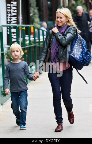 Naomi Watts a piedi con suo figlio Samuel 'Sammy' Kai. Dopo la scuola nel Greenwich Village di Manhattan. NewYork dotate: Naomi Foto Stock