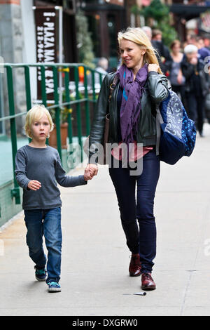 Naomi Watts a piedi con suo figlio Samuel 'Sammy' Kai. Dopo la scuola nel Greenwich Village di Manhattan. NewYork dotate: Naomi Foto Stock