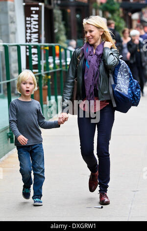 Naomi Watts a piedi con suo figlio Samuel 'Sammy' Kai. Dopo la scuola nel Greenwich Village di Manhattan. NewYork dotate: Naomi Foto Stock