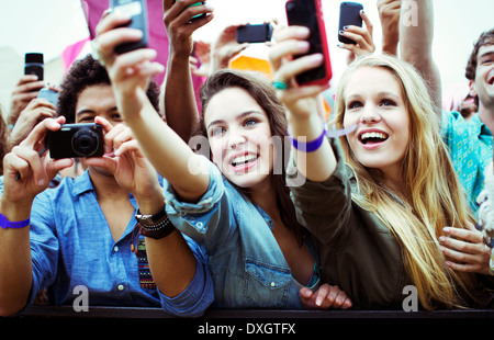 Ventole con fotocamere e cellulari con fotocamera al festival di musica Foto Stock