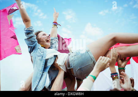 Donna entusiasta folla surf presso il festival di musica Foto Stock