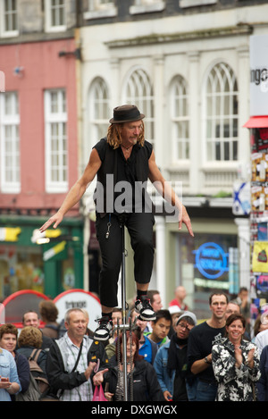 Unicyclist intrattiene la folla sul Royal Mile. Foto Stock