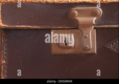 In vecchio stile in pelle valigia fatti a mano con i fermi di bloccaggio e maniglia utilizzata dal medico dichiarazione formale Foto Stock