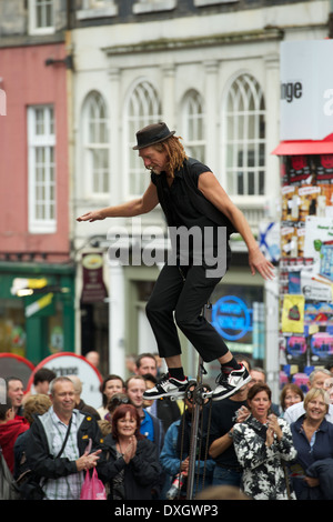 Unicyclist intrattiene la folla sul Royal Mile. Foto Stock