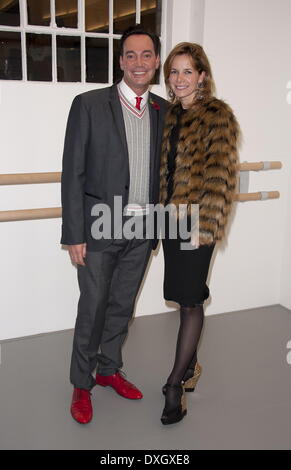 Craig Revel-Horwood e Darcey Bussell CBE, Principal Dancer del Royal Ballet, attualmente presidente della Royal Academy of Dance e Strictly Come Dancing giudice, apre uno stato dell'arte dance studio: la Village Hall, in Shepherds Bush per i bambini la carità, Amici di West London Dance Londra Inghilterra - 06.11.12 con: Craig Revel-Horwood e Darcey Bussell CBE,Principal Dancer del Royal Ballet,attualmente presidente della Royal Academy of Dance e Strictly Come Dancing giudice,apre uno stato dell'arte dance studio: la Village Hall,in Shepherds Bush per i bambini la carità,Fr Foto Stock