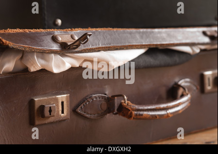 In vecchio stile in pelle valigia fatti a mano con i fermi di bloccaggio e maniglia utilizzata dal medico dichiarazione formale Foto Stock