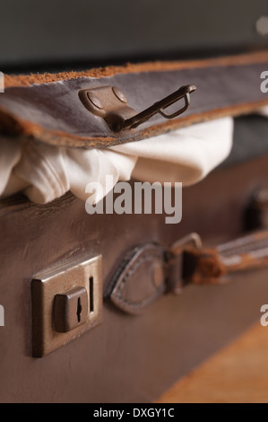 In vecchio stile in pelle valigia fatti a mano con i fermi di bloccaggio e maniglia utilizzata dal medico dichiarazione formale Foto Stock