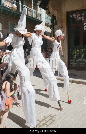 Tre ragazze che ballano su palafitte in Street Old Havana Cuba Foto Stock