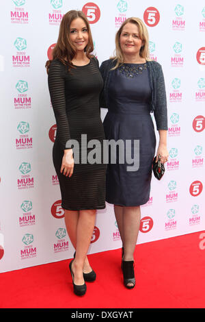 Jacqueline Jossa e sua madre per arrivare al supermercato Tesco mamma of the Year Awards 2014, al Savoy di Londra. 23/02/2014 Foto Stock