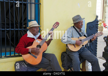 Due uomini la riproduzione di chitarre Vecchia Havana Cuba Foto Stock