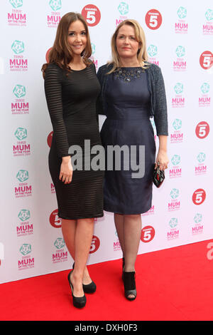 Jacqueline Jossa e sua madre per arrivare al supermercato Tesco mamma of the Year Awards 2014, al Savoy di Londra. 23/02/2014 Foto Stock