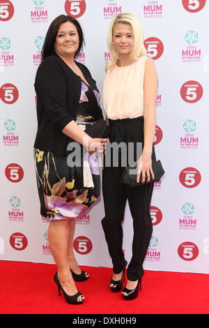 Danielle Harold e sua madre per arrivare al supermercato Tesco mamma of the Year Awards 2014, al Savoy di Londra. 23/02/2014 Foto Stock