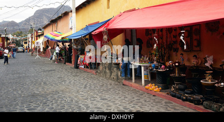 América, Messico, Stato di Morelos, Tlayacapán village, la strada del mercato Foto Stock