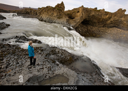 Rapids vicino a cascate Godafoss nel nord dell'Islanda Foto Stock
