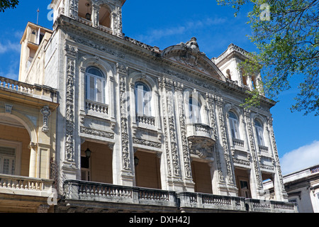 Edificio con facciata ornata Paseo de Marti Central Havana Cuba Foto Stock