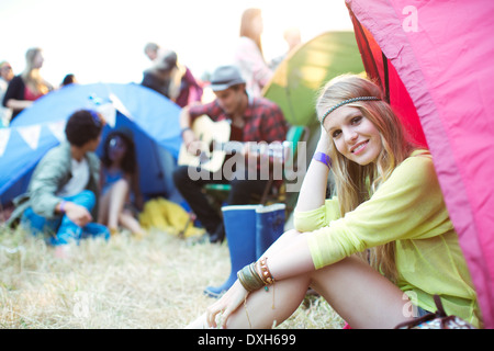 Ritratto di donna sorridente in tenda al festival di musica Foto Stock