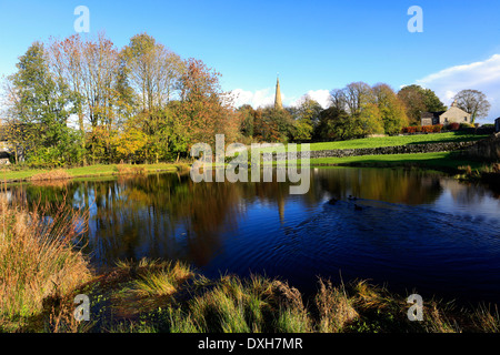 In autunno, St Leonards chiesa parrocchiale, laghetto, Monyash village, Parco Nazionale di Peak District, Derbyshire, England, Regno Unito Foto Stock