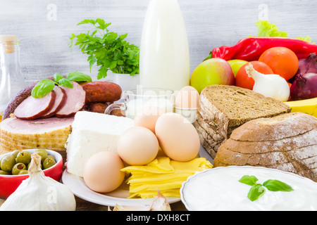 Composizione con i prodotti alimentari compresi latticini, verdure, frutta e carne Foto Stock