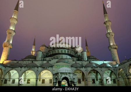 Tramonto all'interno del cortile della Moschea Blu o di Sultan Ahmet Camii, Istanbul Foto Stock